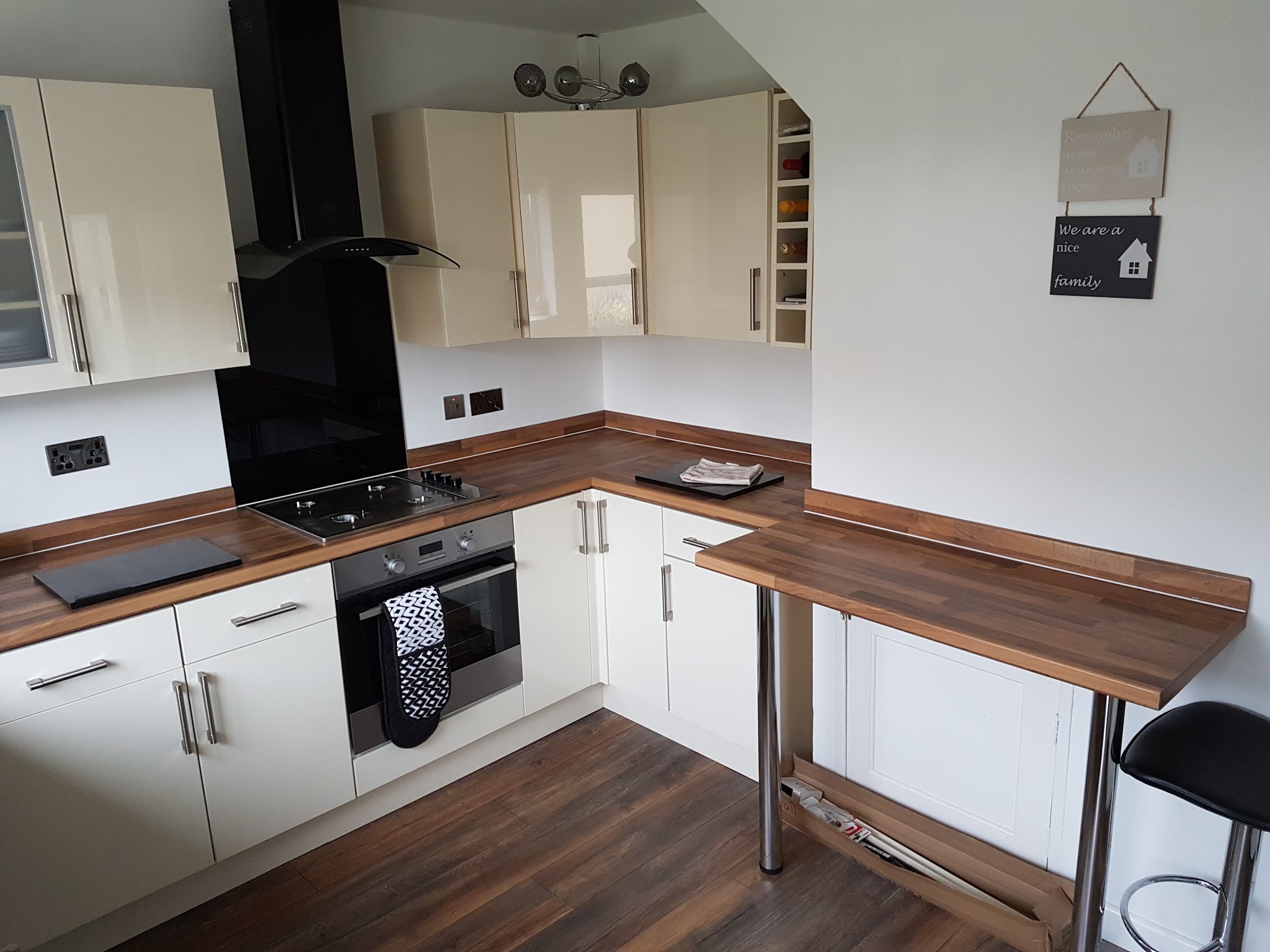 Cream gloss kitchen with a breakfast bar